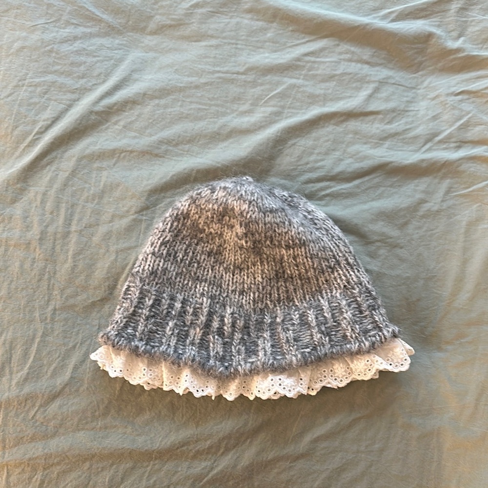 Stylish Gray and White Knitted Hat with Textured Stitch and Scalloped Trim
